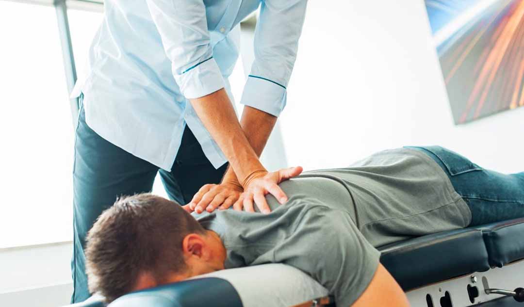 Làm thế nào mà phương pháp chiropractic (nắn chỉnh cột sống) có thể chữa trị chứng đau khớp cùng chậu?