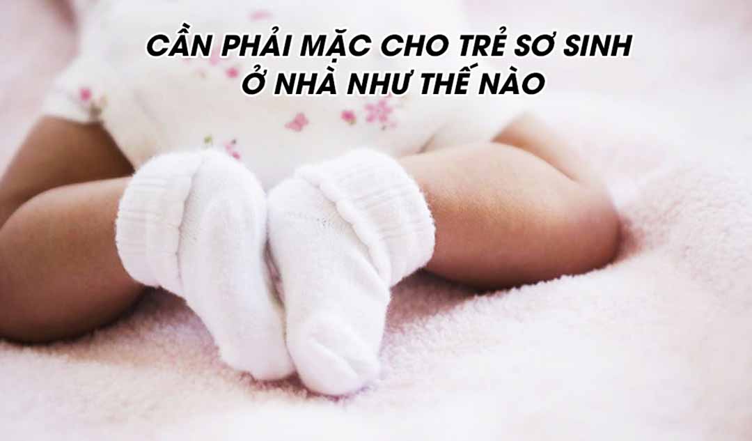 Cần phải mặc cho trẻ sơ sinh ở nhà như thế nào? Có cần phải đi găng tay cho trẻ không?