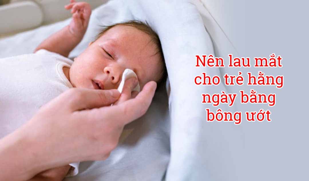 Có nên lau mắt cho trẻ hằng ngày không?