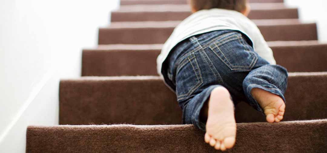 Đứa con 2 tuổi của tôi bị ngã theo bậc cầu thang xuống. Nhìn bề ngoài cháu không sao cả. Làm thế nào để biết được cháu có bị các chấn thương bên trong hay không?