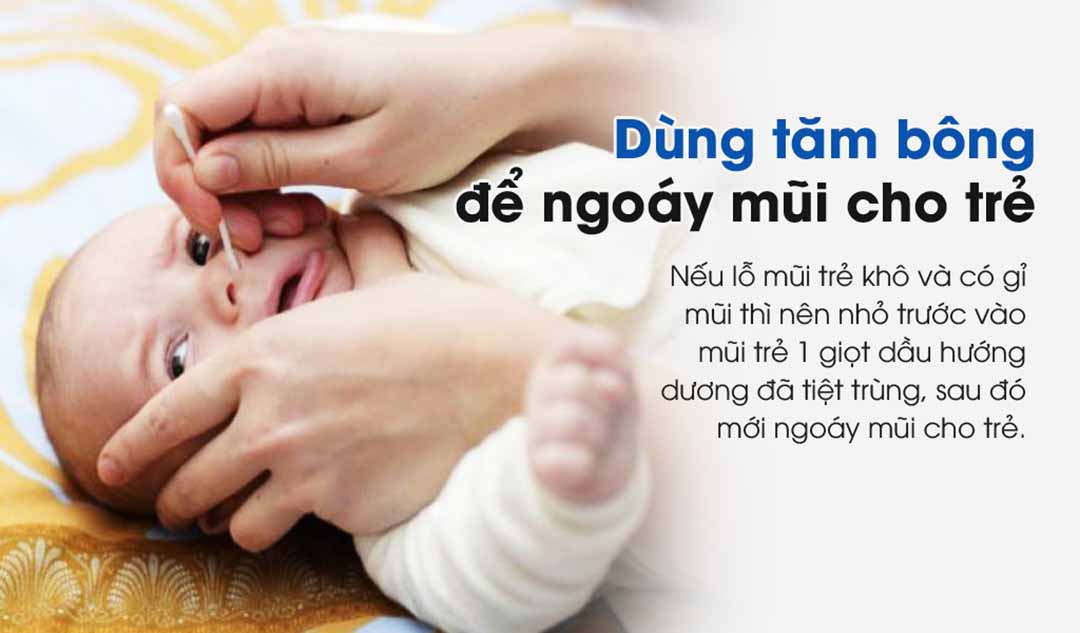 Việc dùng que tăm quấn bông để ngoáy mũi cho trẻ có gây nguy hiểm gì không?