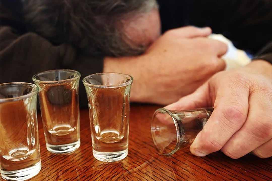 Rượu và mối nguy cho sức khỏe người cao tuổi