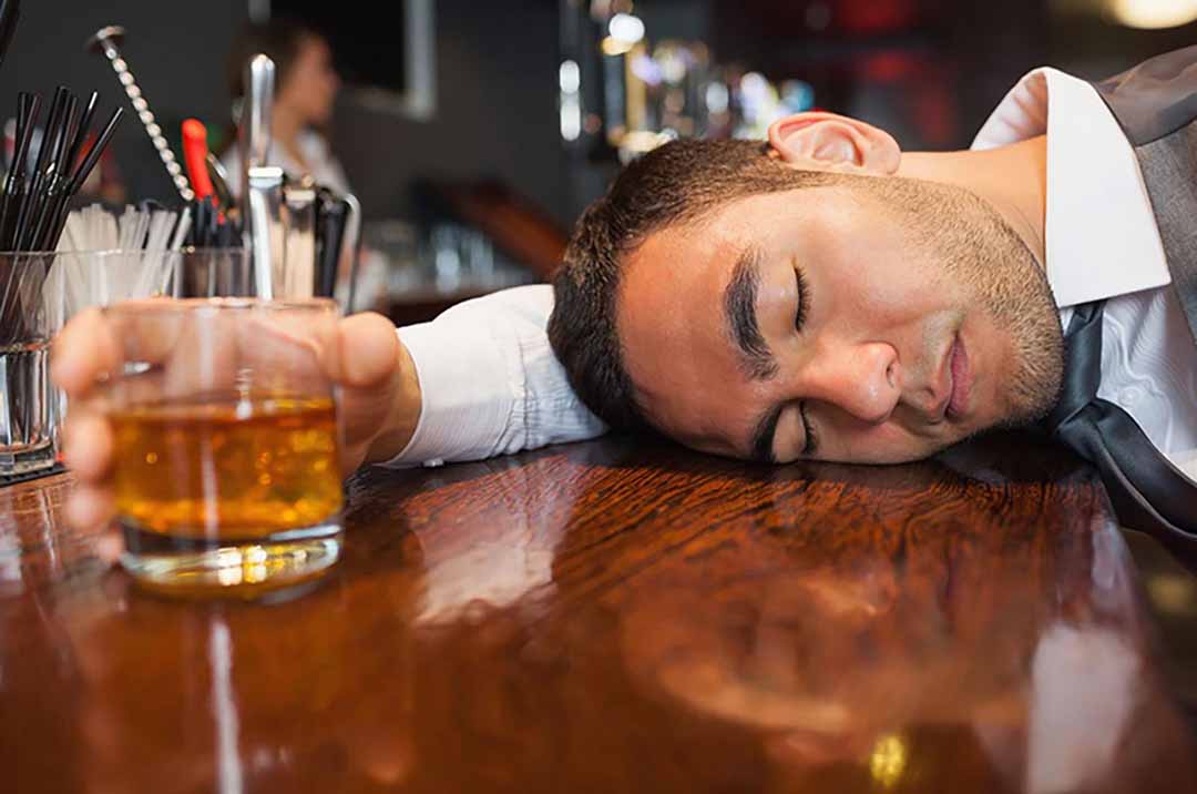 Lạm dụng rượu có thể ảnh hưởng nghiêm trọng tới chất lượng tinh trùng. Ảnh: Medicalnewstoday.