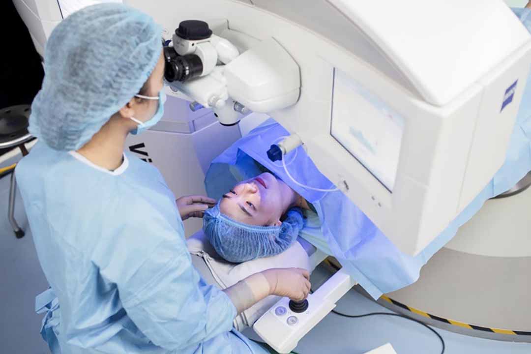 Phẫu thuật khúc xạ mắt LASIK