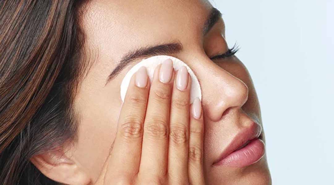 Cách rửa mắt khi bị bụi hoặc mảnh vụn vào mắt.