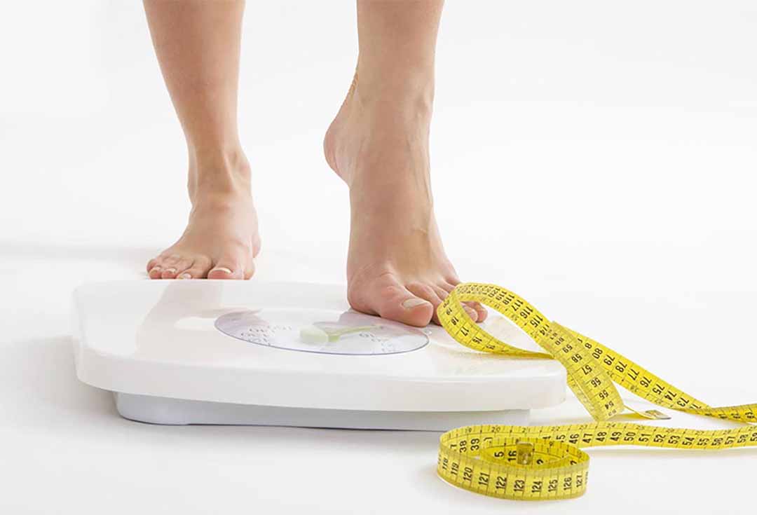 Kiểm tra cân nặng thường xuyên vào cùng một thời điểm mỗi ngày