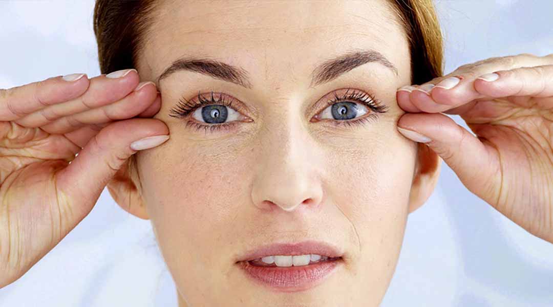 Massage mắt là thủ thuật dễ thực hiện bất cứ lúc nào để tránh đột quỵ mắt.