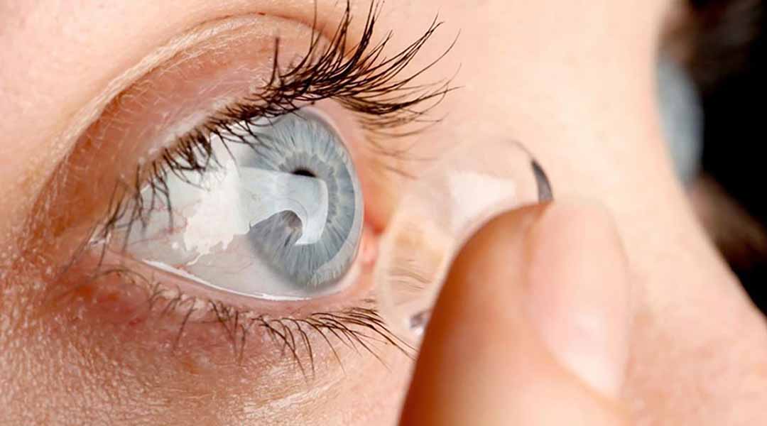 Đeo kính áp tròng có thể khiến mắt bạn khô.