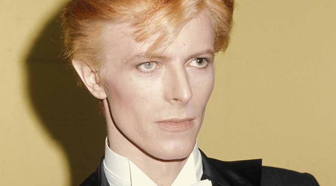 Ca sĩ David Bowie, sau chấn thương thì mắt trái ông bị giãn vĩnh viễn.