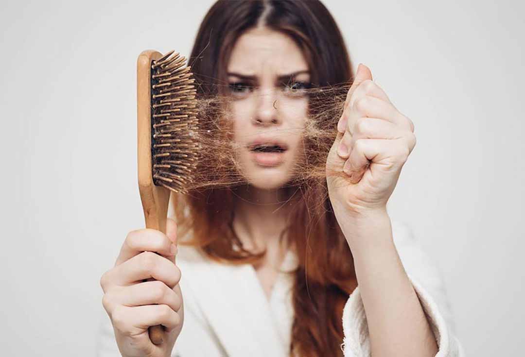 Rụng nhiều tóc là tác dụng phụ của việc hóa trị liệu.