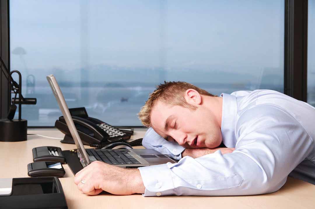 Một rối loạn giấc ngủ mãn tính, đặc trưng bởi việc buồn ngủ quá độ vào ban ngày và ngủ gật đột ngột.