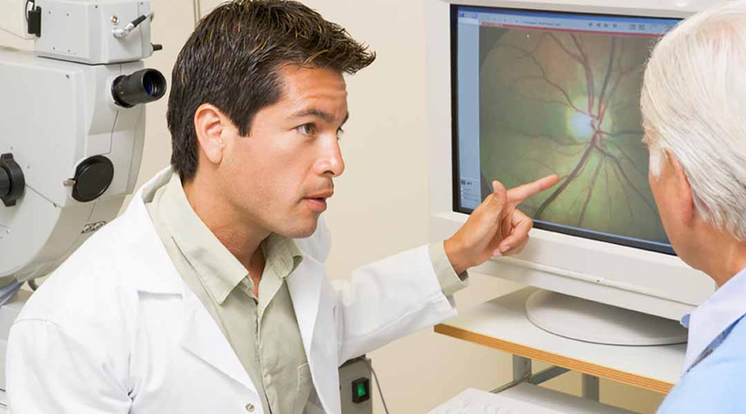 Bác sĩ mắt sẽ thực hiện nhiều xét nghiệm để tìm ra nguyên nhân chính xác.