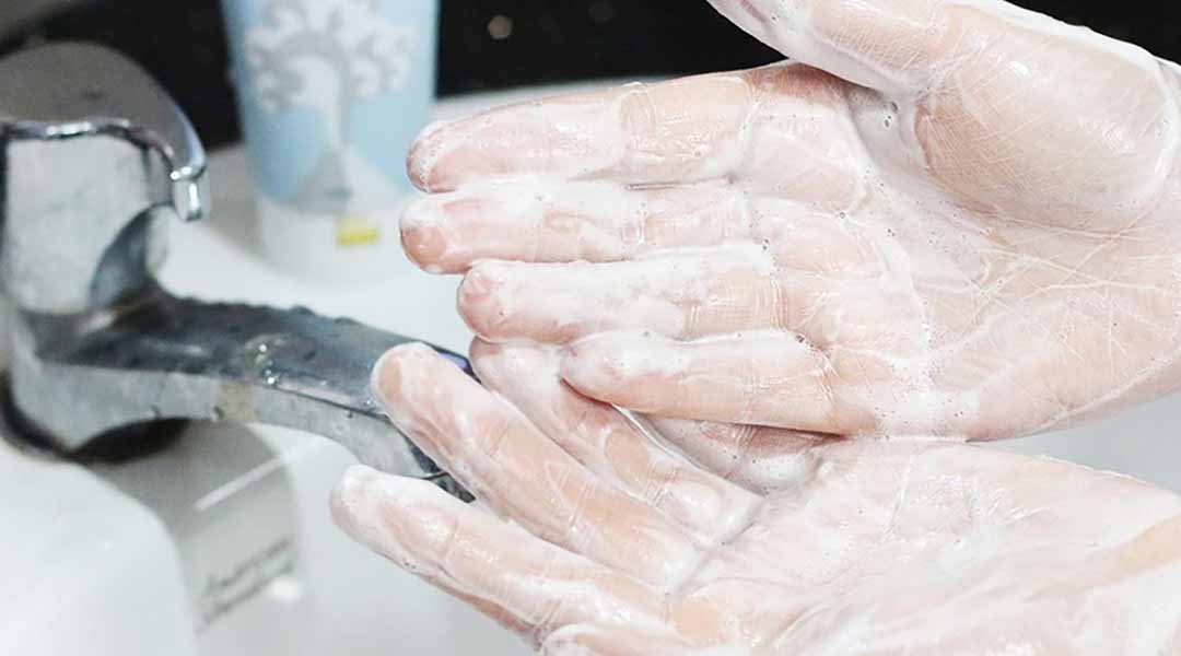 Rửa sạch tay, và giặt sạch các vật dụng như bao gối, chăn thường xuyên.