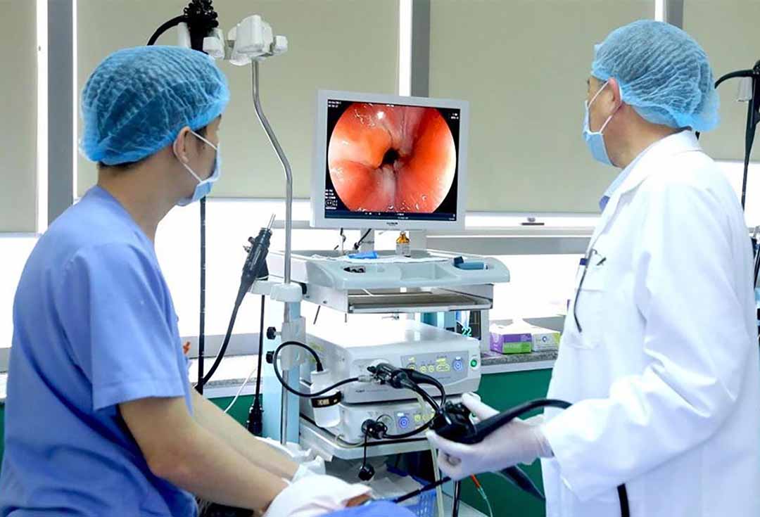 Bác sĩ phẫu thuật sử dụng các dụng cụ nội soi được đặt trong bụng để hỗ trợ cắt bỏ tử cung thông qua một vết mổ ở âm đạo.