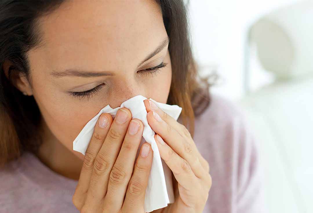Hãy gặp bác sĩ nếu bạn bị sốt cao hơn 390C, thở khò khè hoặc khó thở. 
