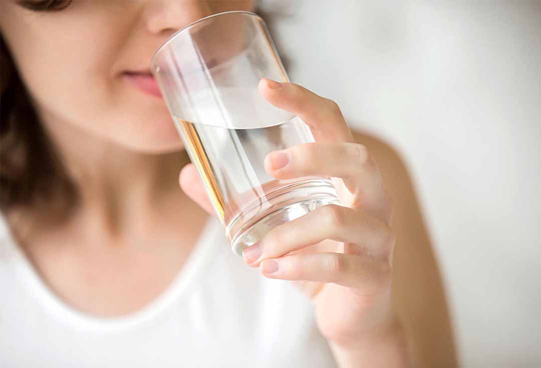 Uống đủ nước trong suốt cả ngày, điều này giúp phổi thực hiện công việc tốt hơn.