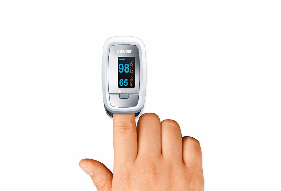 Máy đo nồng độ oxy trong máu là một thiết bị nhỏ được đặt ngón tay để kiểm tra lượng oxy trong máu.