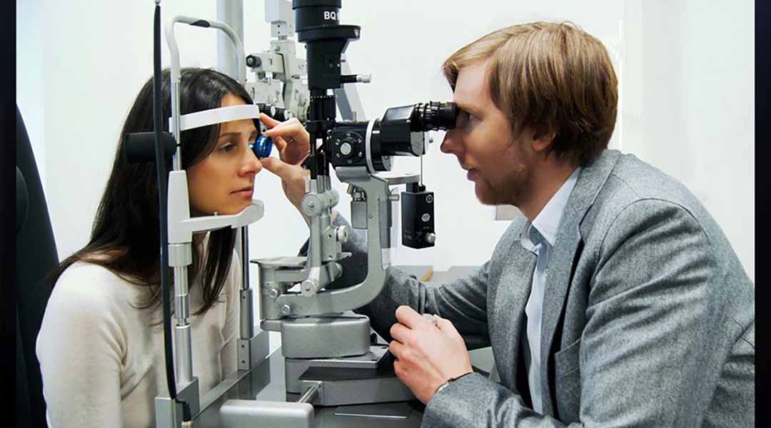 Bác sĩ sẽ kiểm tra mắt bạn xem các vấn đề gì liên quan đến thị lực vào ban đêm.