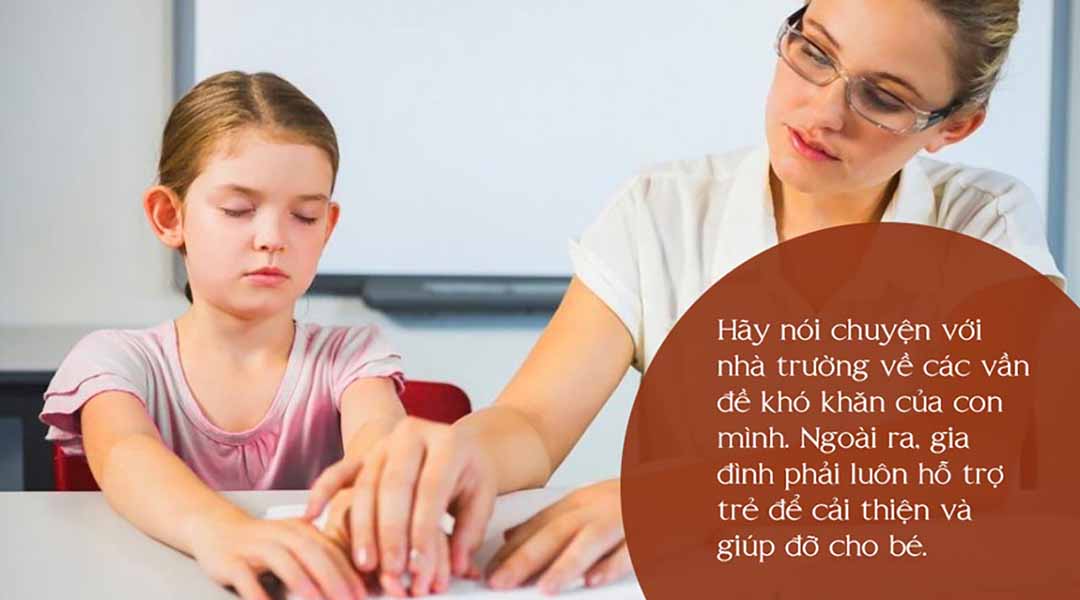 Gia đình và nhà trường cần phải phối hợp để giúp trẻ bị khiếm thị hòa nhập với cuộc sống.