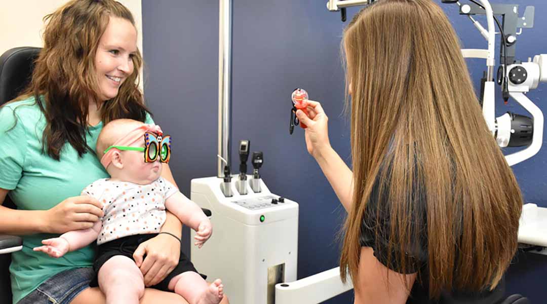 Trẻ sau sinh, cha mẹ luôn phải theo dõi trẻ để kịp thời điều trị cho các vấn đề sức khỏe, bao gồm cả mắt.
