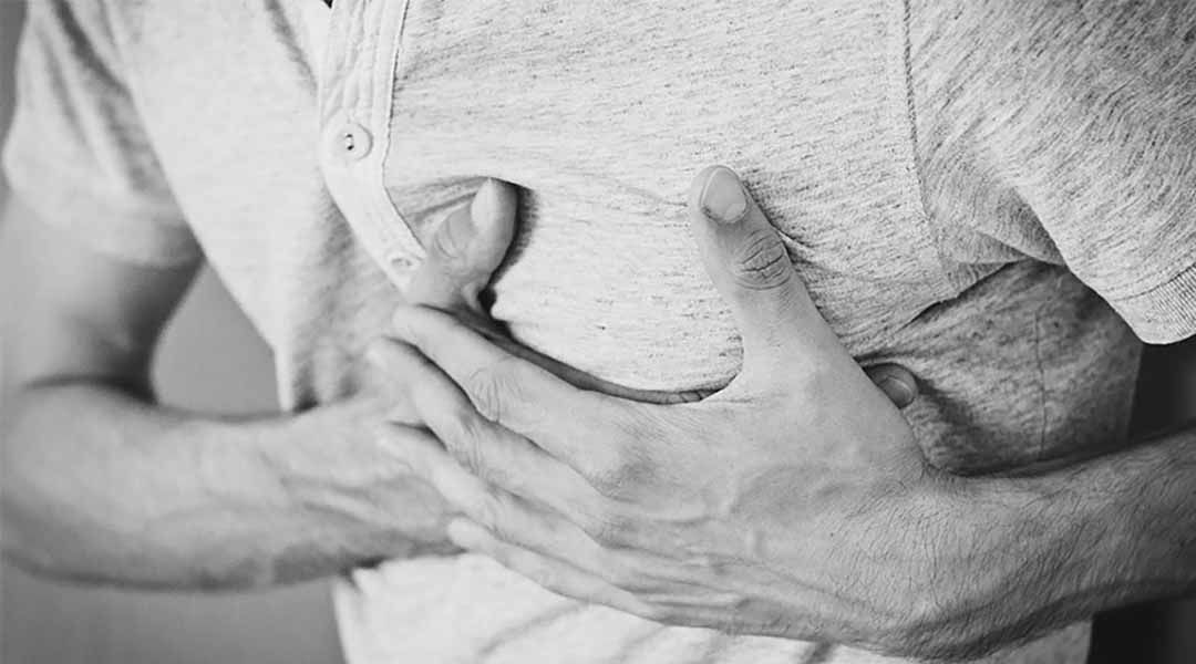 Đến ngay phòng cấp cứu nếu xuất hiện cơn đau ngực mới, không giải thích được và đau dữ dội kèm theo khó thở, đổ mồ hôi, buồn nôn hoặc yếu.