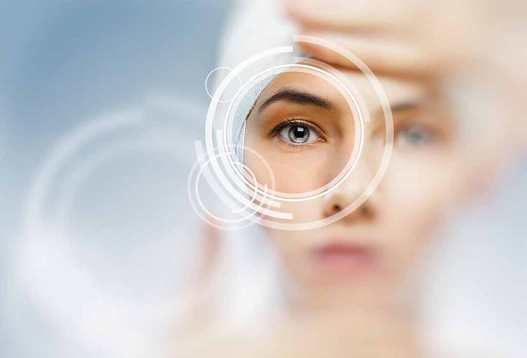 Đề nghị bác sĩ nhãn khoa kiểm tra mắt xem có bị tổn thương không, loại bỏ bất kỳ hạt nào và kiểm tra thị lực.