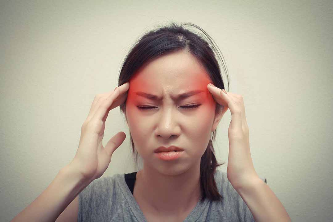 Bệnh có thể gây đau mức độ nhẹ, trung bình hoặc dữ dội ở đầu, cổ và đằng sau mắt.