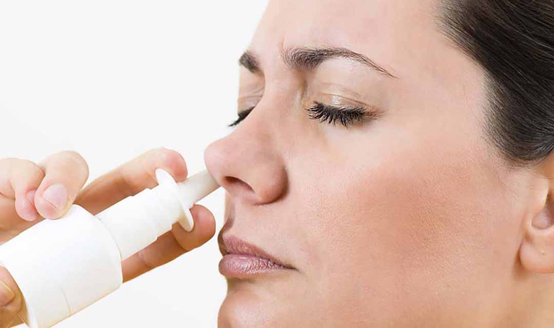 Người bệnh có thể dùng thuốc xịt hoặc thuốc nhỏ trị nghẹt mũi.
