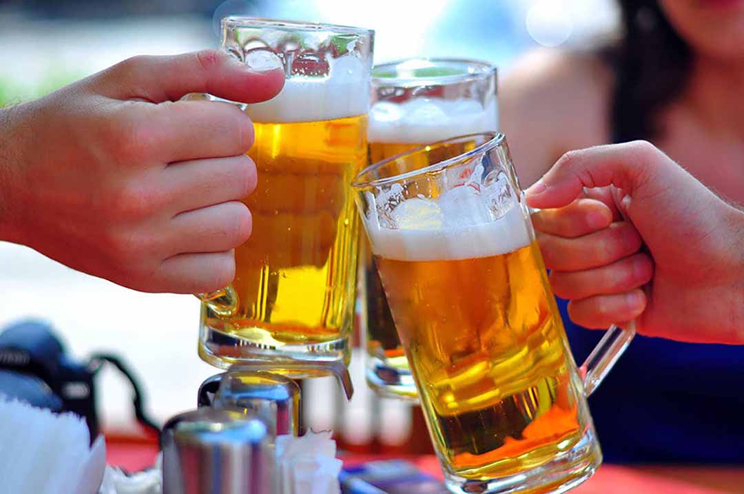 Uống nhiều rượu bia gây mất cân bằng nội tiết.