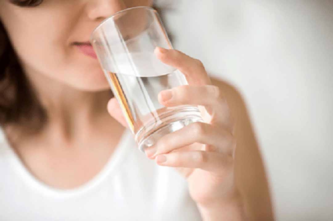 Uống nước hoặc nước trái cây để tránh mất nước. 