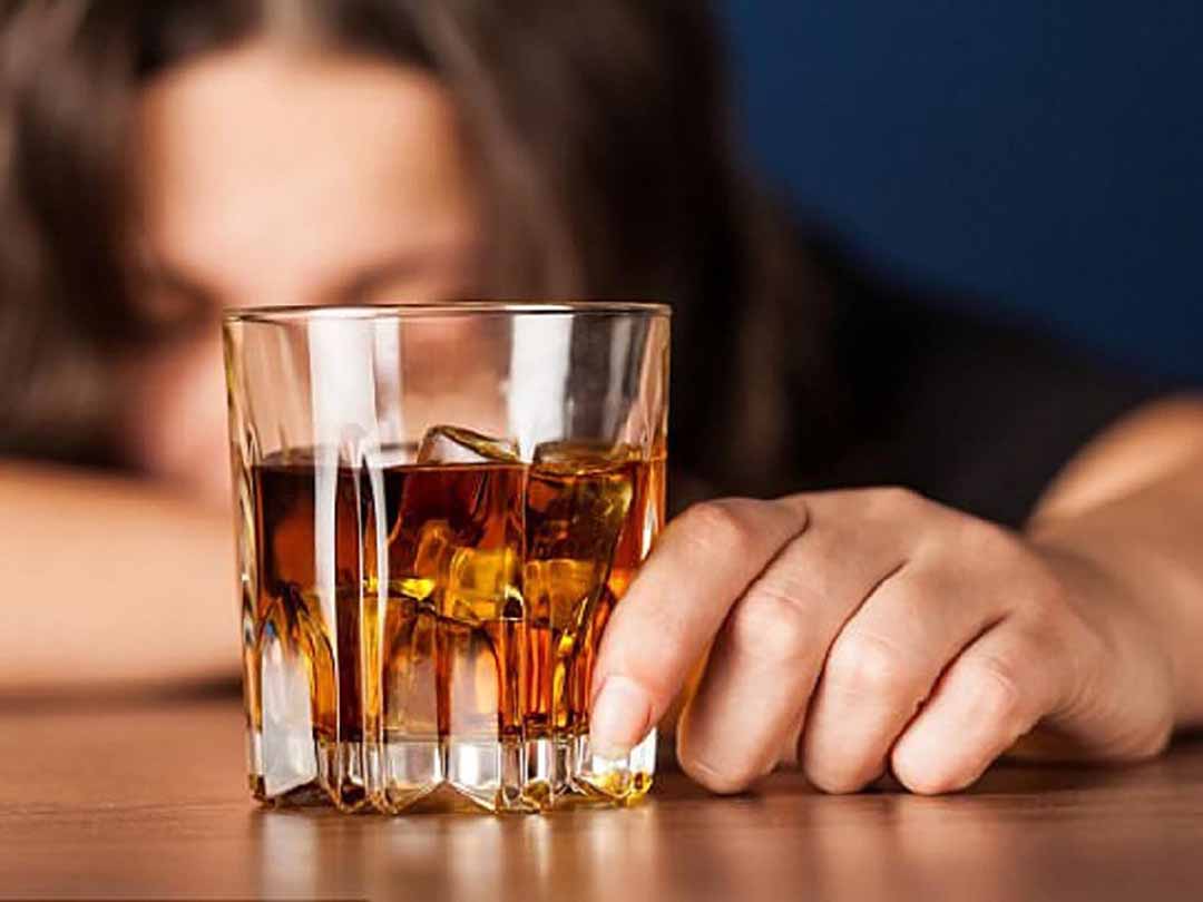 Các bác sĩ tin rằng rượu gây ra một hiệu ứng trầm cảm cho cơ thể.