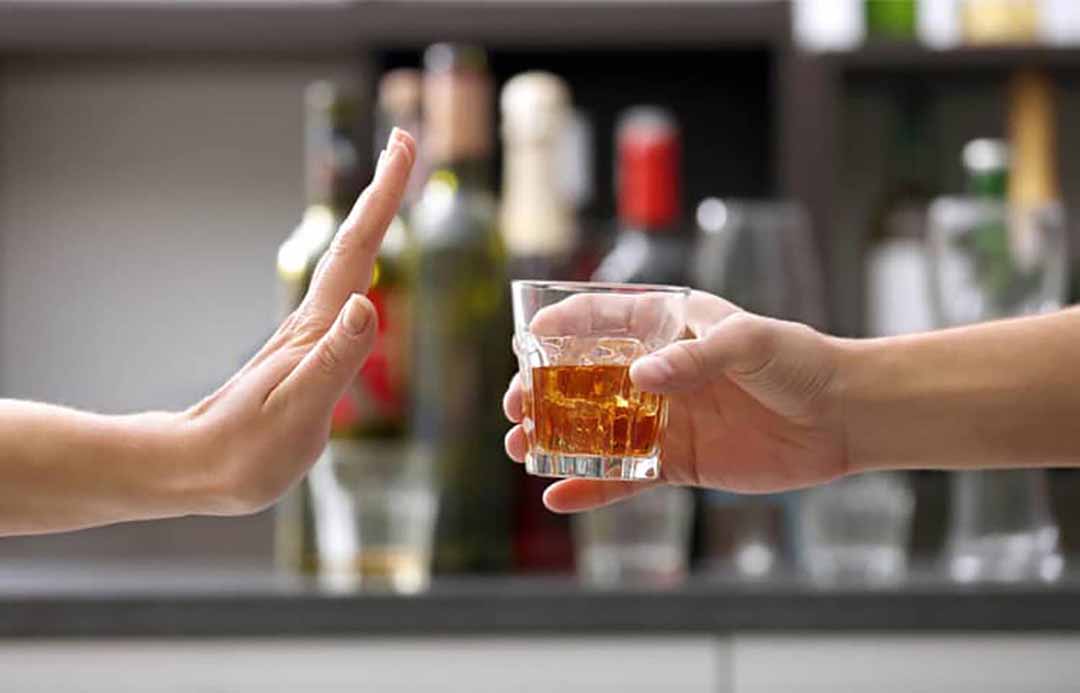 Người nghiện rượu nặng đột nhiên dừng lại hoặc giảm đáng kể lượng rượu họ thường tiêu thụ.