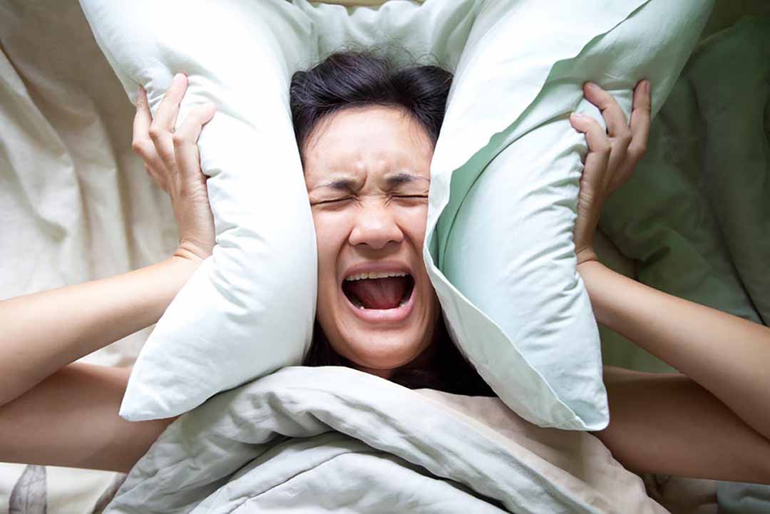 Tình trạng la hét, sợ hãi tột độ, xảy ra khi đang ngủ.