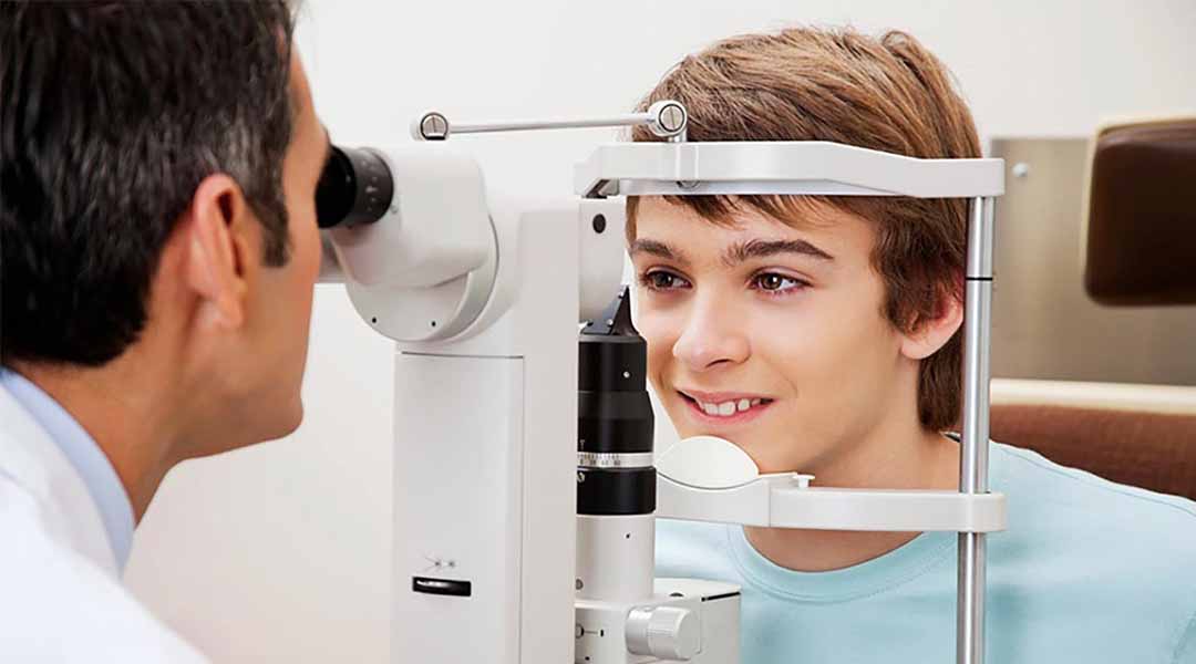 Ở trẻ < 8 tuổi & trẻ đi học: bảo toàn chức năng hợp thị hai mắt và ngăn ngừa mù mắt lé.