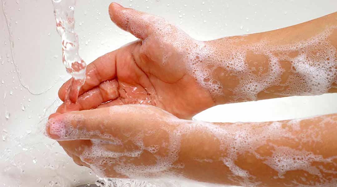 Trước khi bạn dùng tay để tiếp xúc với kính áp tròng, hãy làm sạch và rửa tay bằng xà phòng nhẹ.