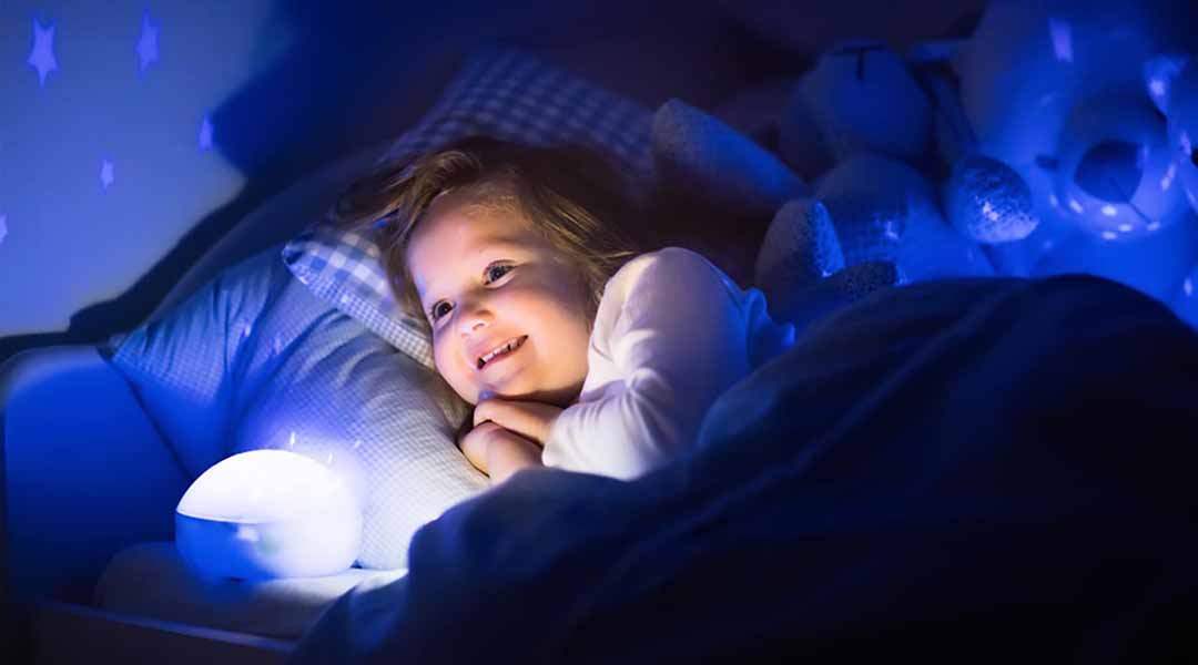 Đặt đèn ngủ trong phòng của bé thực sự có thể giúp bé học cách tập trung và phát triễn.
