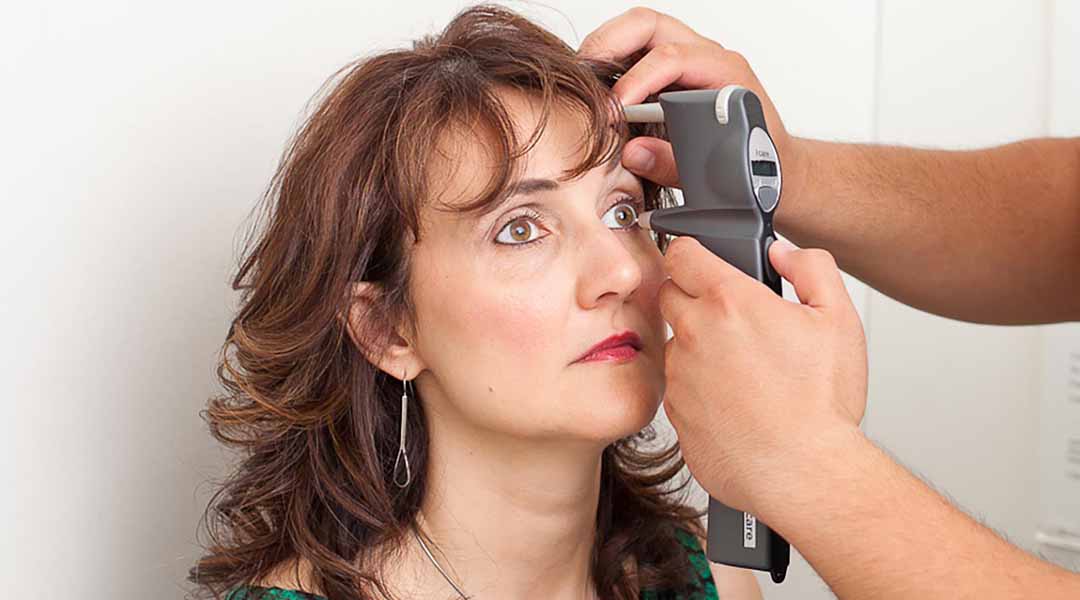 Kiểm tra áp lực nội nhãn bên trong mắt.
