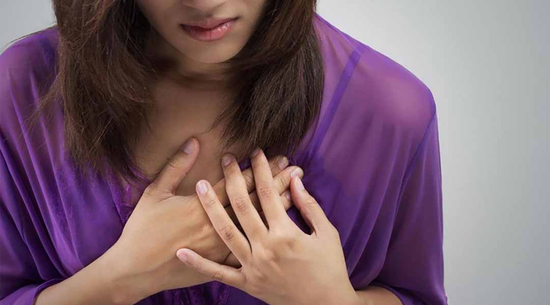 Cơ thể không gửi đủ máu đến tim, bạn sẽ cảm thấy áp lực đè lên ngực. Tình trạng này còn gọi là đau thắt ngực.
