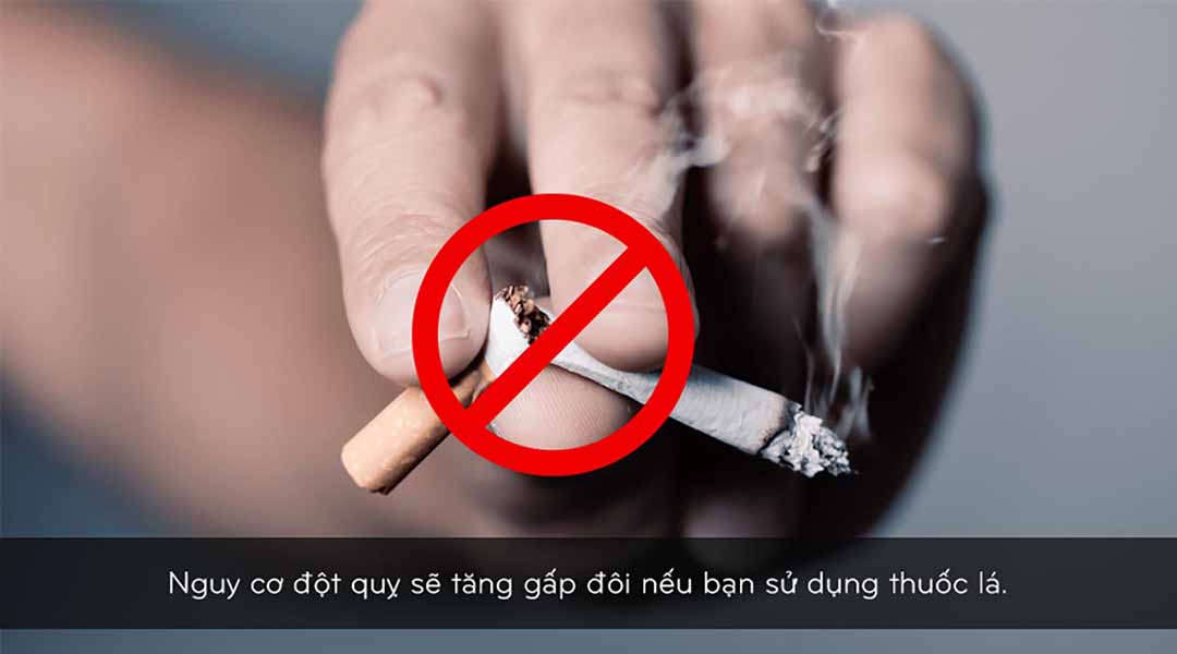 Nicotine trong thuốc lá làm tăng huyết áp và carbon monoxide trong khói làm giảm lượng oxy mà máu có thể mang theo dẫn đến nguy cơ đột quỵ.