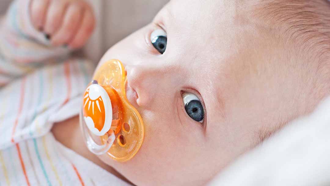 Mút sạch núm giả cho bé của bạn có thể phòng ngừa dị ứng