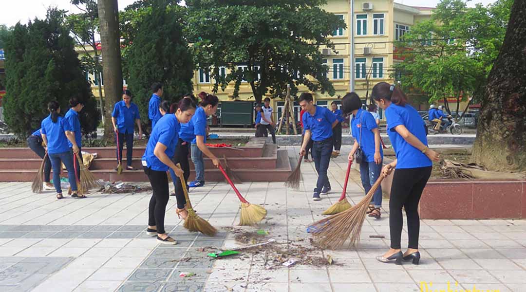 Ngay sau buổi lễ, các đoàn viên, thanh niên đã ra quân tuyên truyền và dọn dẹp vệ sinh môi trường, thu gom xử lý rác thải tại Quảng trường 7/5.