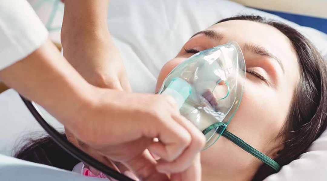 Những bệnh nhân khó thở sẽ được cho thở oxy.