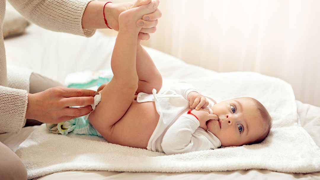 Không đúng cách và vệ sinh không hợp lý có thể khiến bé dễ bị hăm, viêm, nhiễm nấm ở vùng kín.
