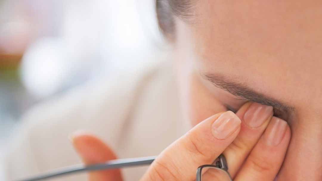 Khô mắt là do các tuyến tiết nước mắt không sản xuất đủ lượng nước mắt cần thiết.