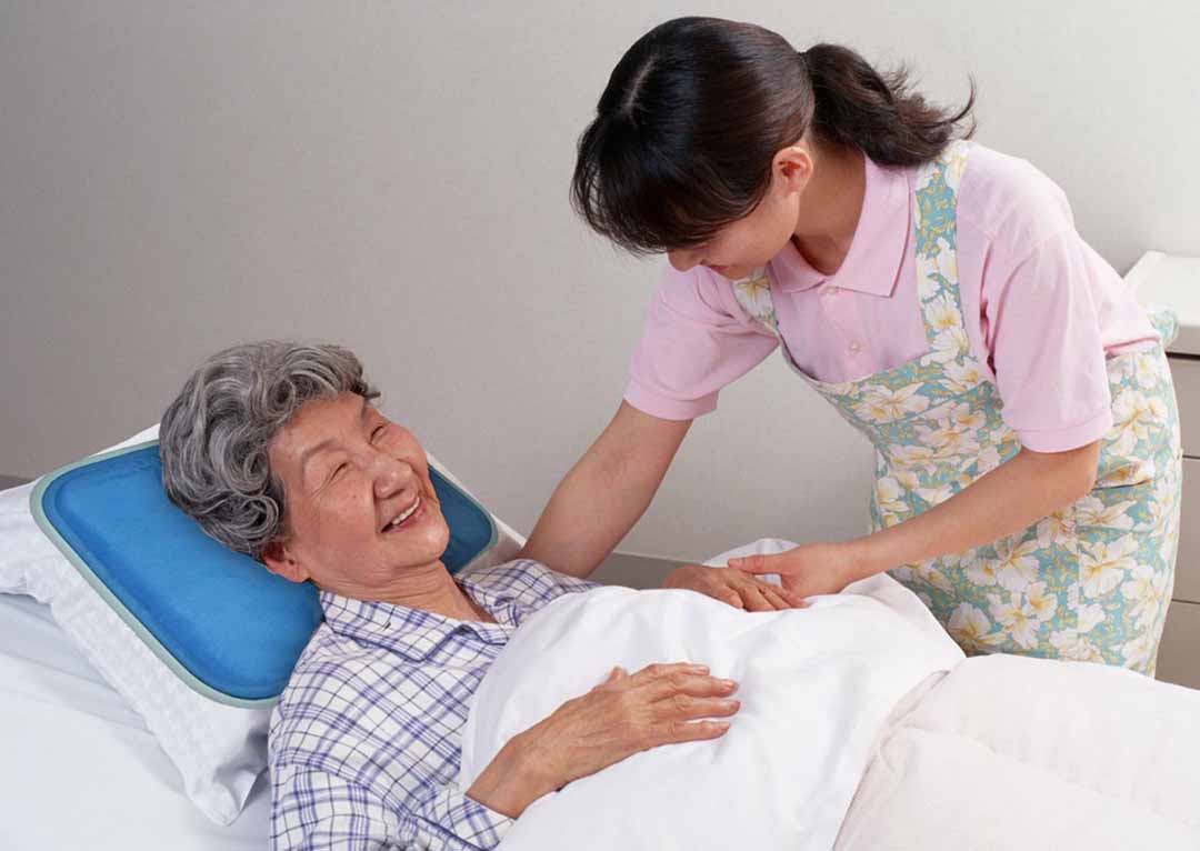 Chăm sóc người cao tuổi khi có bệnh