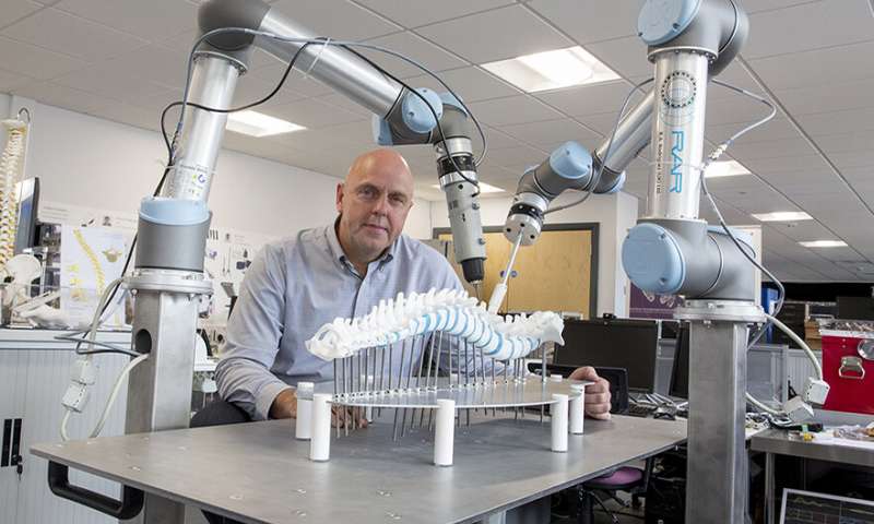 Robot thực hiện phẫu thuật cột sống với độ chính xác cao