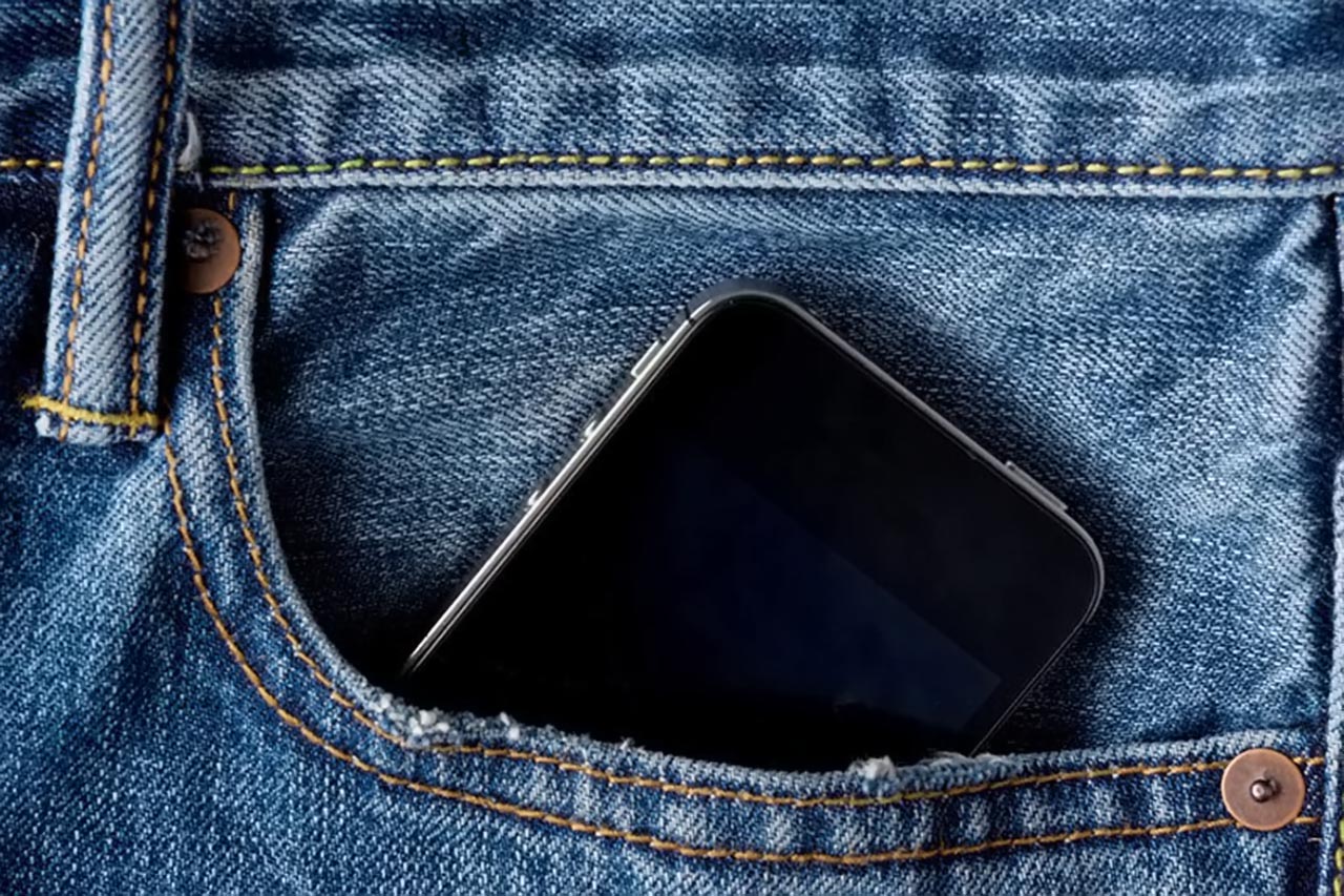 Bỏ điện thoại trong túi quần làm suy giảm chất lượng tinh trùng