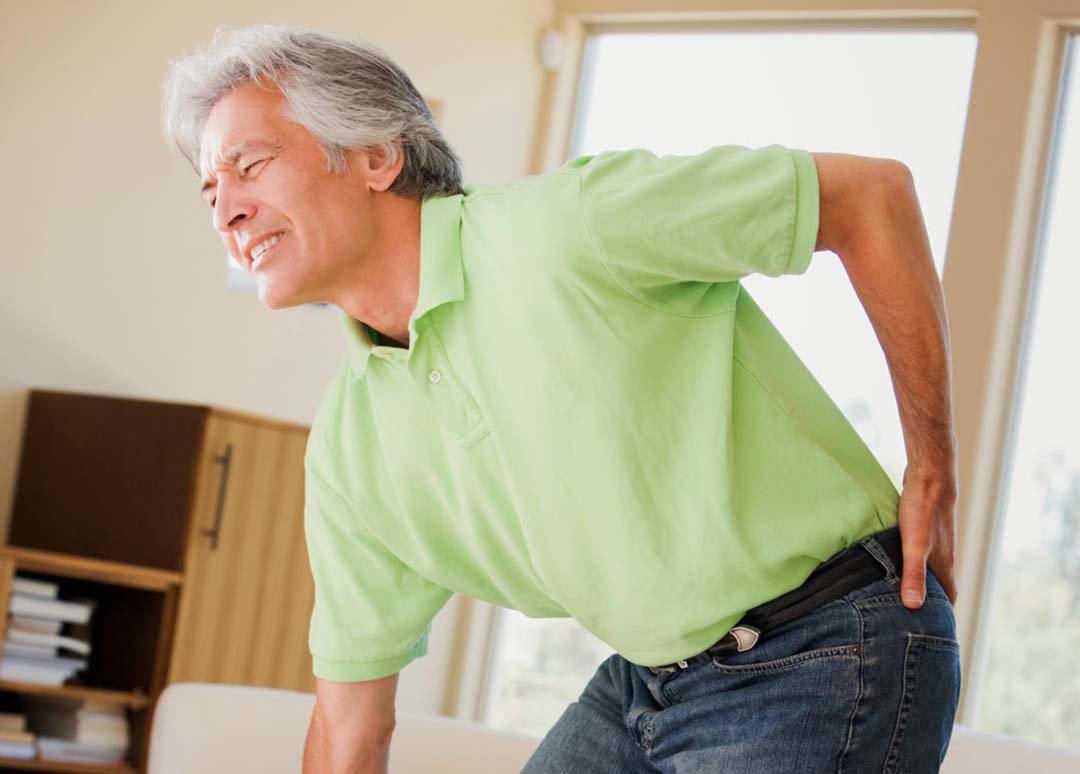 Triệu chứng thường thấy là đau phần cột sóng lưng. 